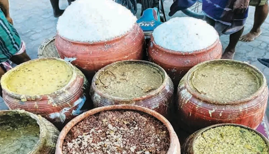 ମହାପ୍ରସାଦକୁ ଅସମ୍ମାନ, ଚପଲ ପିନ୍ଧି ମହାପ୍ରସାଦ ସେବନ କଲେ ପର୍ଯ୍ୟଟକ