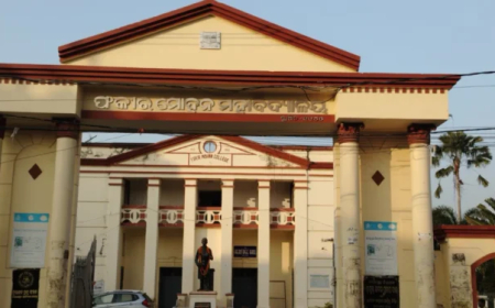ଅତ୍ୟନ୍ତ ସଙ୍କଟାପନ୍ନ ଫକୀରମୋହନ କଲେଜ ଛାତ୍ରୀଙ୍କ ସ୍ବାସ୍ଥ୍ୟାବସ୍ଥା